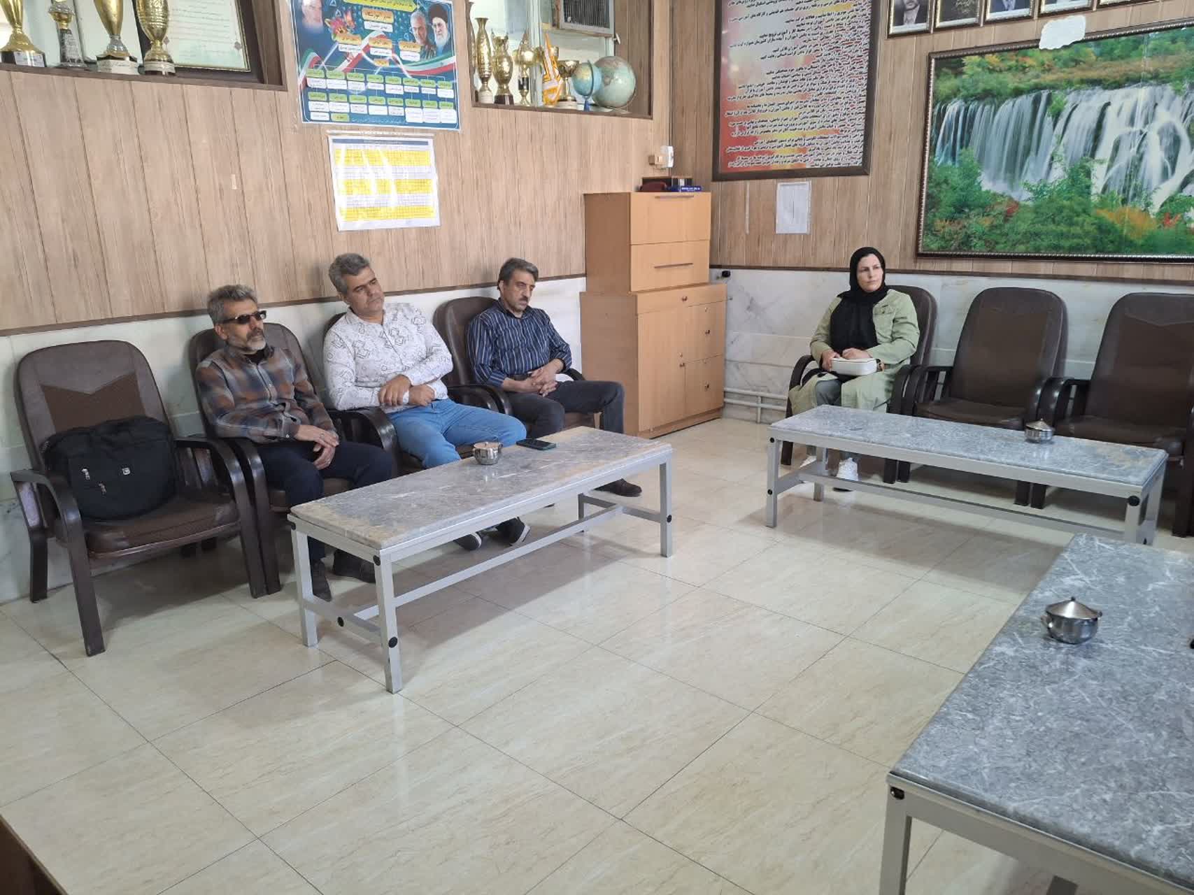 اولین جلسه انجمن اولیا و مربیان دبیرستان